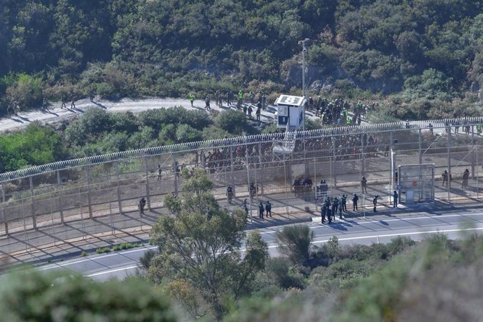 Archivo - Imagen de archivo de inmigrantes subsaharianos en la zona de Sidi Brahim, a 17 de noviembre de 2023, en Ceuta (España). 