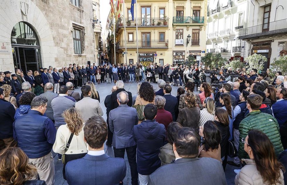 El 'president' de la Generalitat, Carlos Mazón, preside el minuto de silencio por el que la Generalitat se suma a la convocatoria de la FEMP con motivo de la muerte de los guardias civiles en Barbate (Cádiz). Palau de la Generalitat