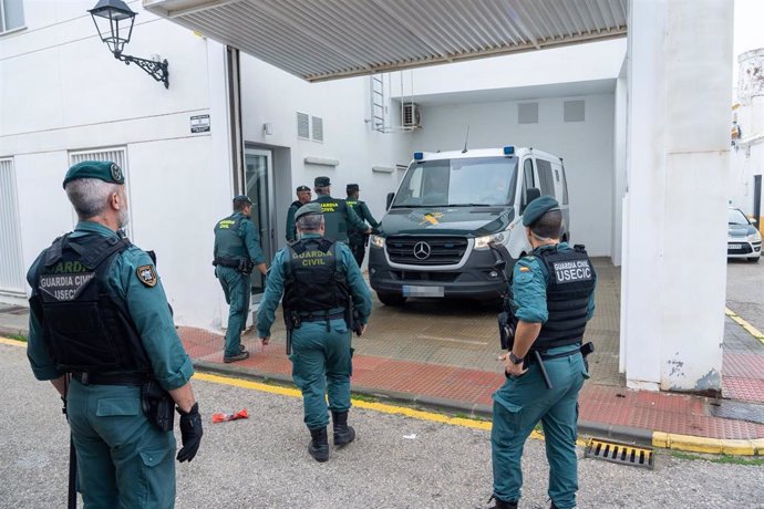 Los detenidos por la muerte de dos guardias civiles llegan a los juzgados de Barbate, Cádiz, (Andalucía, España).