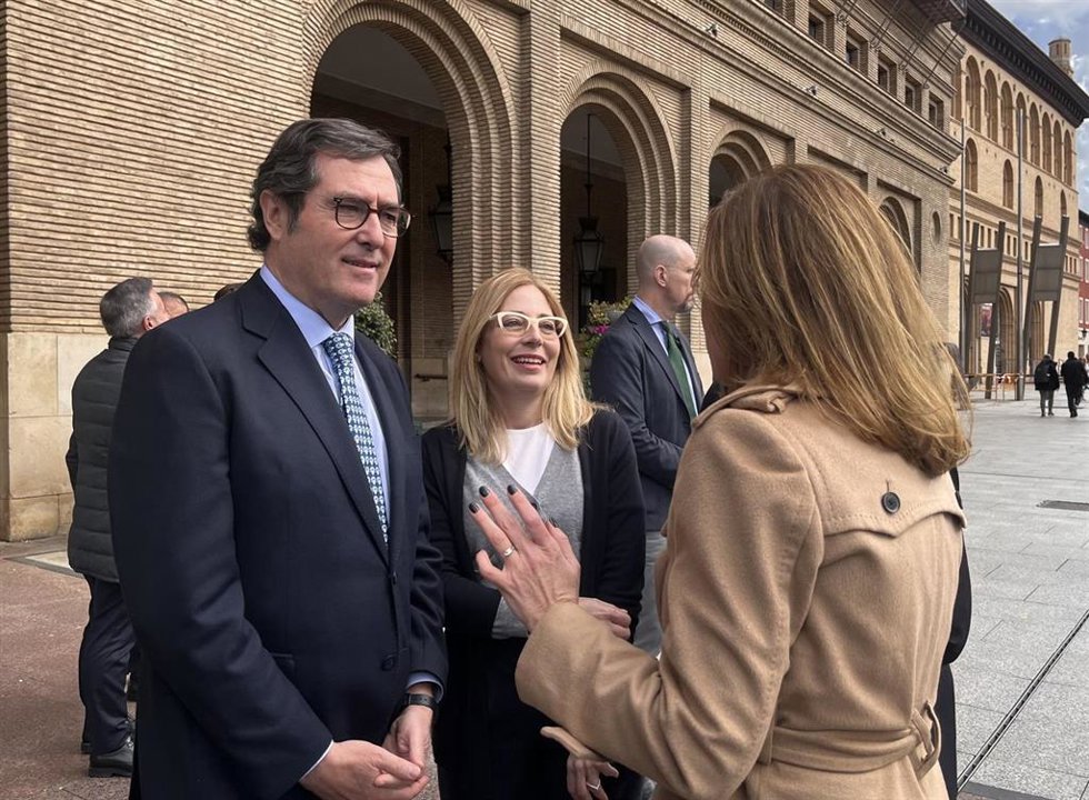 El presidente de la CEOE, Antonio Garamendi, conversa con la alcaldesa de Zaragoza, Natalia Chueca.
