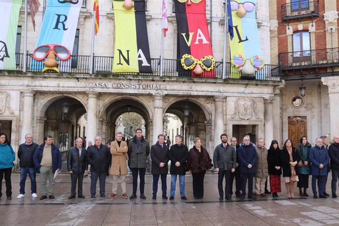 Concentración en las puertas del Ayuntamiento de Burgos en homenaje a los guardias asesinados en Barbate.