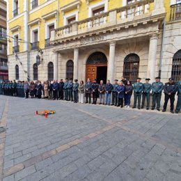 Minuto de silencio a las puertas del Ayuntamiento de Teruel en memoria de los dos guardias civiles asesinados en Barbate (Cádiz).