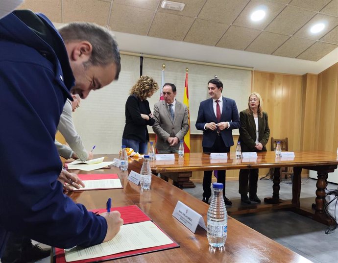 El consejero durante la firma con los seis municipios de Soria acogidos al programa Rehabitare.