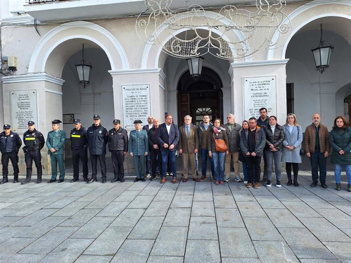 Minuto de silencio este lunes en la puerta del Ayuntamiento de Mérida por el fallecimiento de dos guardias civiles en acto de servicio