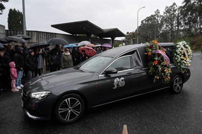 Archivo - Un coche fúnebre a su llegada al entierro del joven de 22 años que fue apuñalado en una reyerta el día de Nochebuena, en el cementerio de Santa Cecilia de Feáns, a 27 de diciembre de 2023, en A Coruña, Galicia (España).