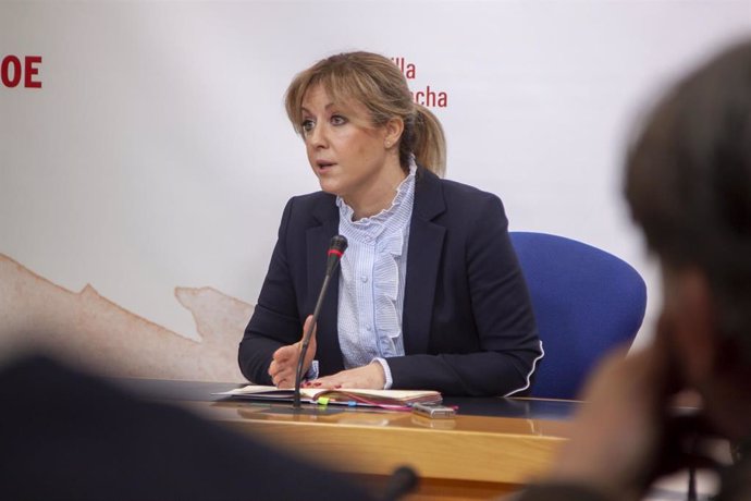 La portavoz del grupo socialista en las Cortes regionales, Ana Isabel Abengózar, en rueda de prensa.