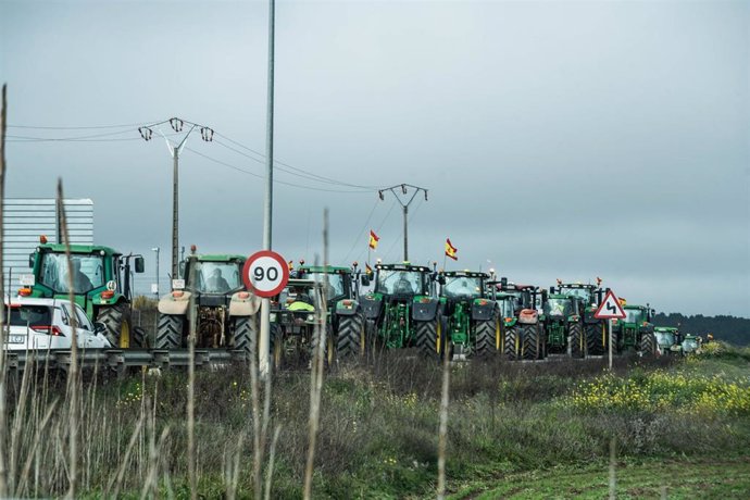 Tractorada de Titulcia a Torrejón de Velasco en la M-404 durante la sexta jornada de protestas de los ganaderos y agricultores, a 12 de febrero de 2024, en Madrid (España). 