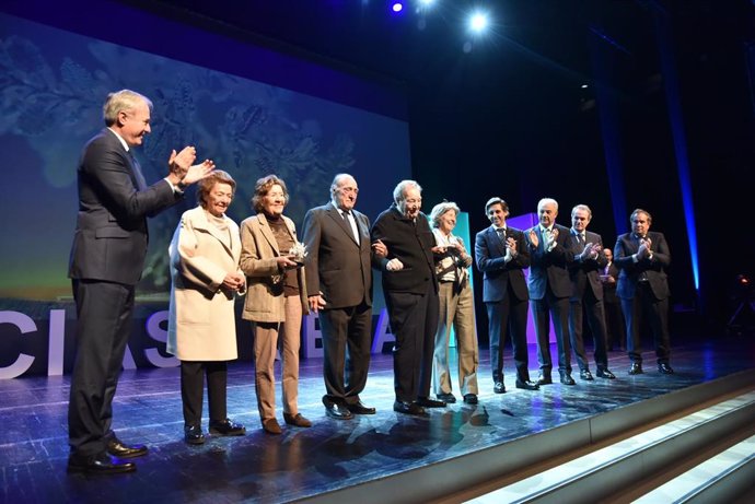 El presidente del Ejecutivo autonómico, Jorge Azcón (i), durante un acto de homenaje al empresario César Alierta.