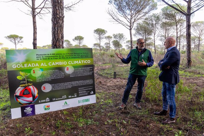 El seleccionador nacional de fútbol, Luis de la Fuente, ha apadrinado la reforestación de Doñana con la plantación de más de 8.900 árboles impulsada por la RFEF para compensar la huella de carbono de la pasada final de la Copa del Rey en Sevilla.