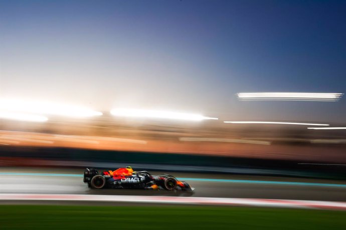 Archivo - 11 PEREZ Sergio (mex), Red Bull Racing RB19, action during the 2023 Formula 1 Etihad Airways Abu Dhabi Grand Prix, 22th round of the 2023 Formula One World Championship from November 24 to 26, 2023 on the Yas Marina Circuit, in Abu Dhabi 