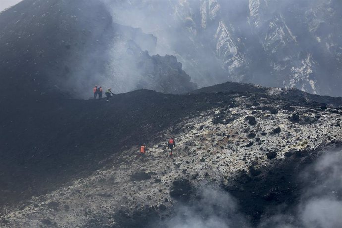 Archivo - Varios bomberos acceden a una de las zonas restringidas de La Palma 'El Pilar', afectada por la erupción del volcán de Cumbre Vieja, a 27 de diciembre de 2021, en La Palma, Canarias, (España). Tras 85 días de actividad, el pasado 25 de diciembre