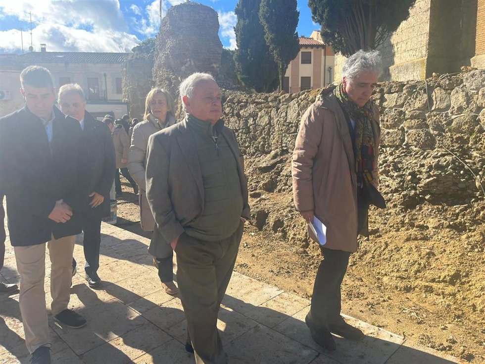 Santonja en la visita a la muralla de Carrión de los Condes.