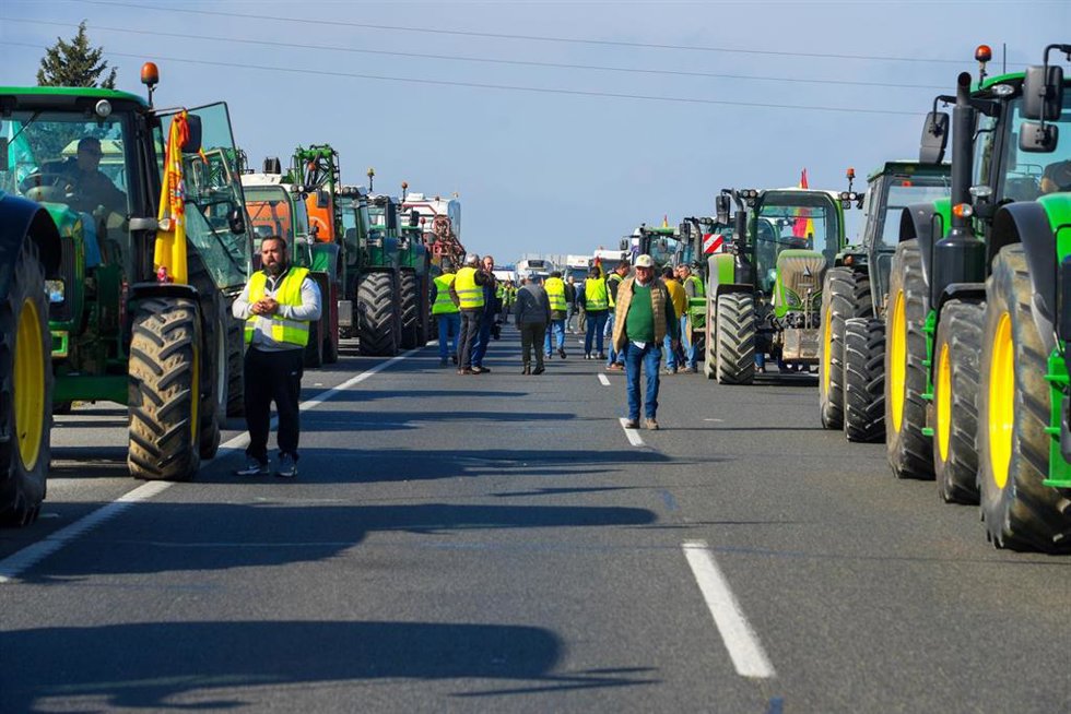 Imagen de archivo de tractores cortando la autovía A-4 en Sevilla.