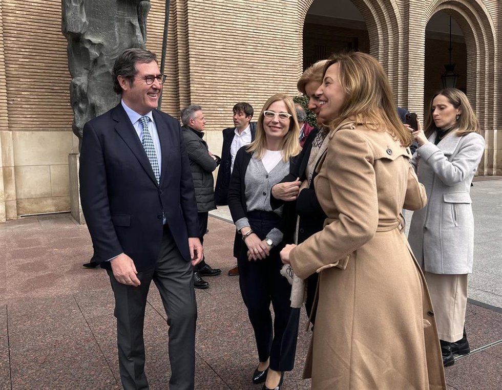 El presidente de CEOE, Antonio Garamendi, junto a la alcaldesa, Natalia Chueca, la presidenta de la Fundación CEOE, Fátima Báñez, y la consejera municipal de Hacienda, Blanca Solans.