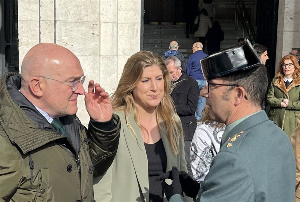 El alcalde de Valladolid, Jesús Julio Carnero (izda), junto a la delegada territorial de la Junta en Valladolid, Raquel Alonso, y el teniente coronel de la Guardia Civil de Valladolid, Andrés Manuel Velarde.