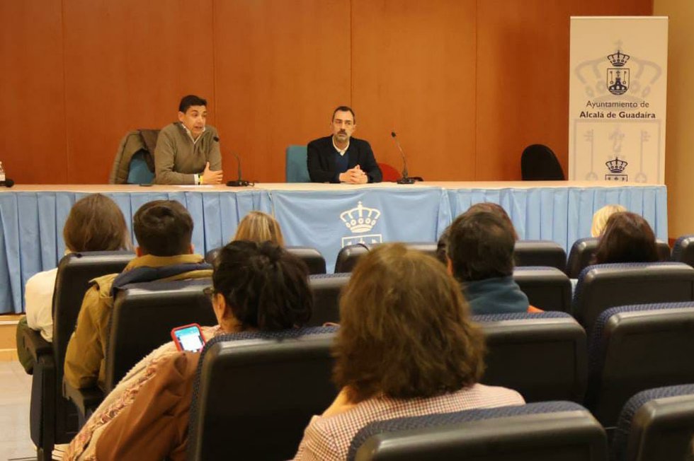 El delegado de Formación y Empleo, José Manuel Palomo, ha recibido a los asistentes en la sesión informativa que ha tenido lugar hoy en el Distrito Norte.