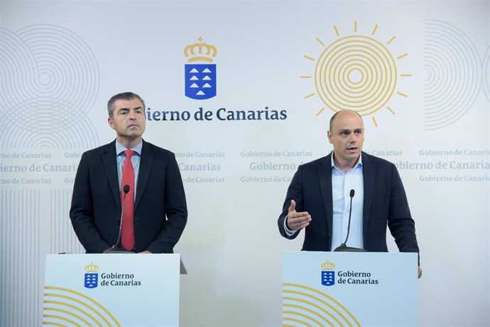 El vicepresidente de Canarias, Manuel Domínguez, y el portavoz del Gobierno, Alfonso Cabello, en rueda de prensa