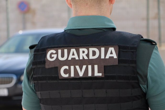 Archivo - Imagen de un agente de la Guardia Civil de espaldas.
