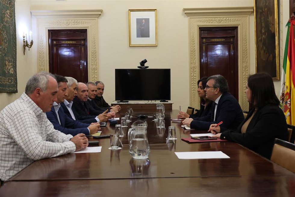 El subdelegado del Gobierno en Granada, José Antonio Montilla, a la derecha en la foto, se reúne con los representantes de Asaja, COAG, UPA y Faeca