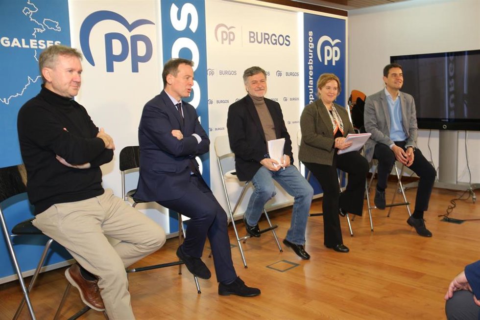 El secretario autonómico del PP de Castilla y León, Francisco Vázquez, junto a otras autoridades del partido en el Comité de Dirección Provincial del PP de Burgos