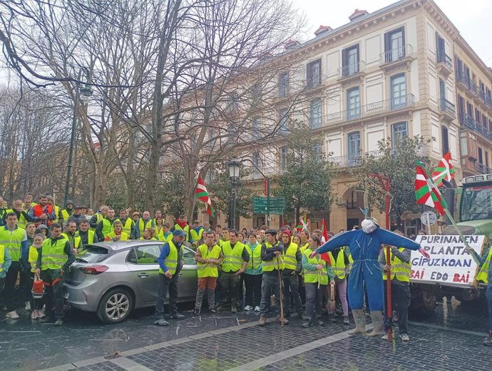 Baserritarras protestan frente a la Diputación de Gipuzkoa tras la tractorada
