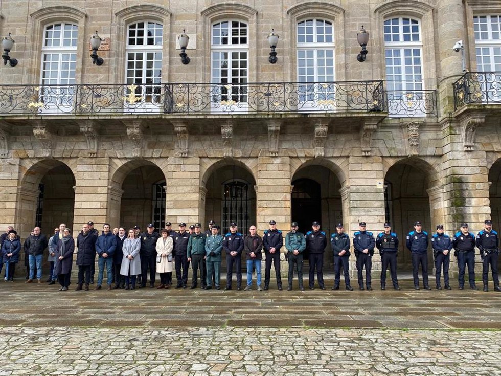 La alcaldesa de Santiago, Goretti Sanmartín, junto a concejales y miembros de las Fuerzas y Cuerpos de Seguridad, en el minuto de silencio guardado este lunes por los guardias civiles fallecidos en Barbate. En Santiago, a 12 de febrero de 2024