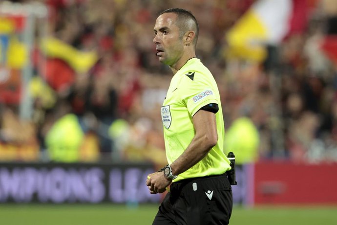 Archivo - Referee Marco Guida of Italy during the UEFA Champions League, Group B football match between RC Lens and Arsenal FC on October 3, 2023 at Bollaert-Delelis stadium in Lens, France - Photo Jean Catuffe / DPPI