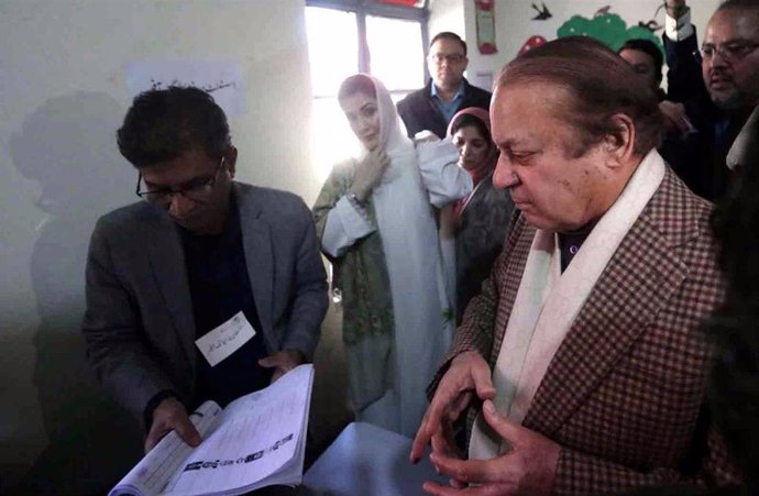 El ex primer ministro de Pakistán y líder de la Liga Musulmana de Pakistán-Nawaz (PML-N), Nawaz Sharif, vota durante las elecciones generales del 8 de febrero (archivo)