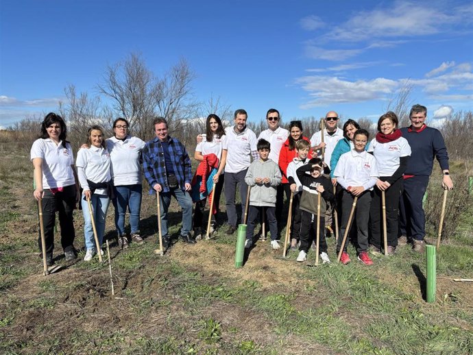 Fundación Aon planta un bosque en una zona en riesgo de desertificación de los Galachos de La Alfranca