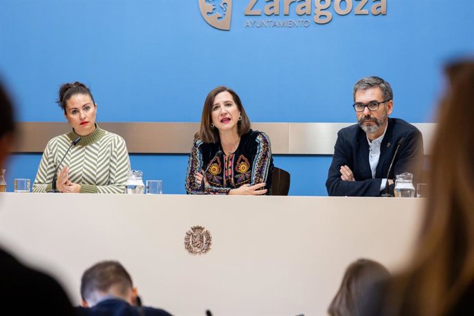 La presidenta de Jotéate, Sara Caballero; la consejera municipal de Cultura, Educación y Turismo, Sara Fernández; y el presidente de Aspanoa, Gabriel Tirado.