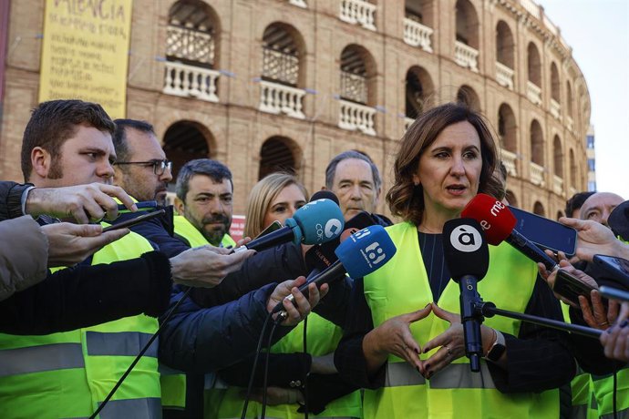 L'alcaldessa de Valncia, María José Catalá, atenent als mitjans de comunicació després de visitar les obres del canó per als vianants entre les estacions d'Alacant i Xtiva de Metrovalencia. 