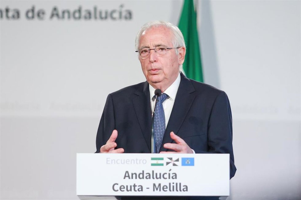 El presidente de Melilla, Juan José Imbroda, interviene tras haber mantenido una reunión con el presidente de la Junta de Andalucía, Juanma Moreno. A 12 de febrero de 2024, en Sevilla (Andalucía, España). El presidente de la Junta de Andalucía, Juanma M