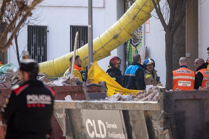 Sanitarios y bomberos de la Generalitat de Catalunya sacan los cuerpos de los fallecidos en el derrumbe de un edificio, a 7 de febrero de 2024, en Badalona, Barcelona, Catalunya (España).