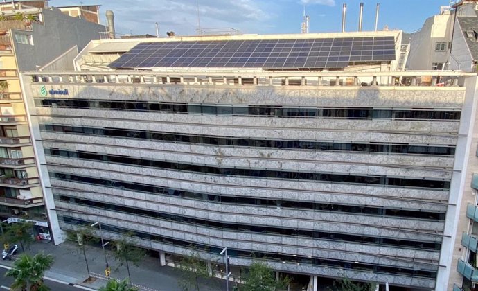 Plaques fotovoltaiques a la seu d'Almirall a Barcelona