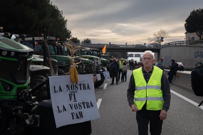 Varias personas entre tractores