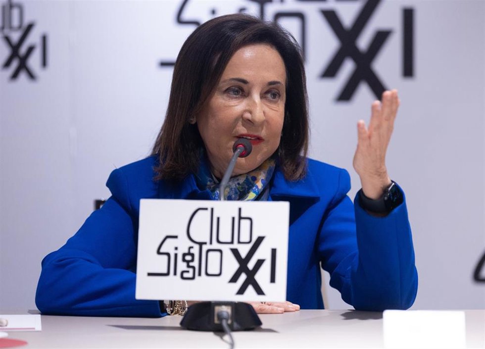 La ministra de Defensa, Margarita Robles, durante su intervención en el almuerzo-coloquio del Club Siglo XXI, en el Hotel NH Collection Madrid Eurobuilding, a 12 de febrero de 2024, en Madrid (España).