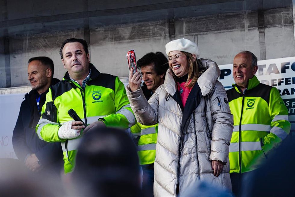 La portavoz de la Plataforma 6F, Lola Guzmán, durante una reunión nacional de la Sociedad Civil, en la explanada del Wanda Metropolitano, a 10 de febrero de 2024, en Madrid (España). 