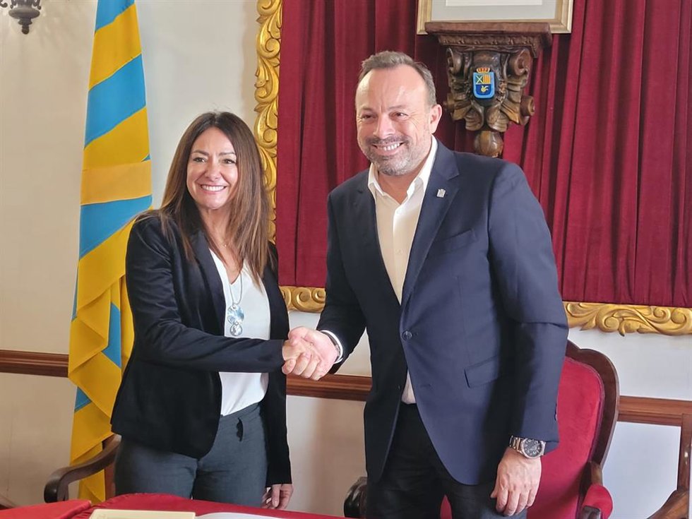 La consellera Marta Vidal y el alcalde de Alaior, José Luis Benejam.