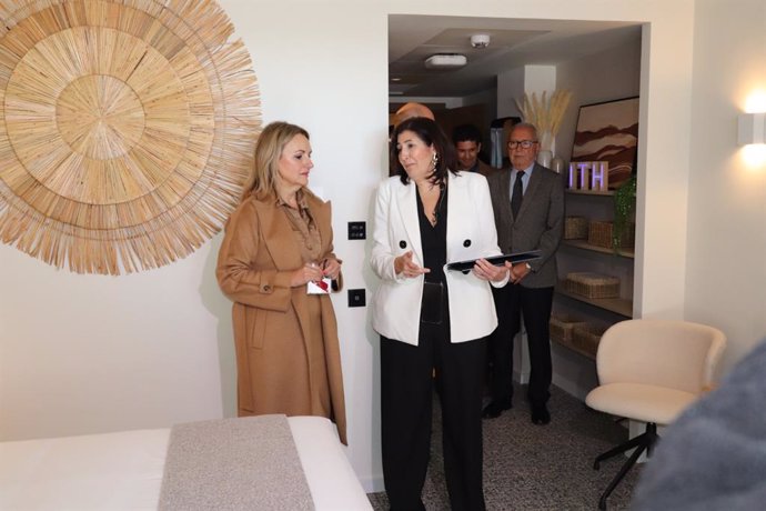 La consellera de Innovación, Industria, Comercio y Turismo, Nuria Montes, en la primera 'habitación inteligente' en el Hotel RH Corona del Mar de Benidorm