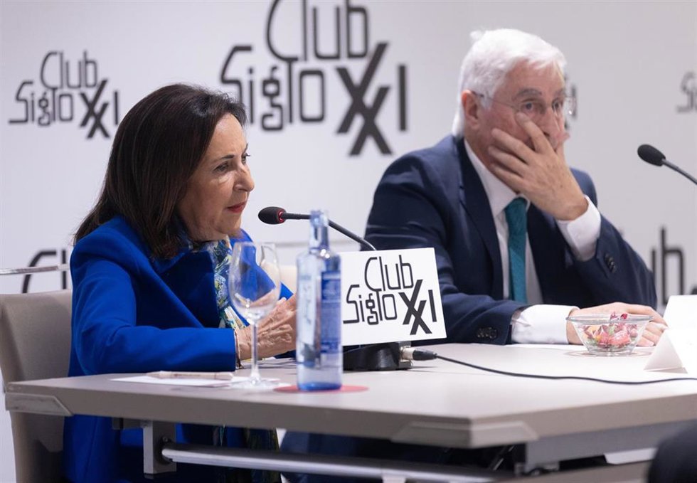 La ministra de Defensa, Margarita Robles durante su intervención en el almuerzo-coloquio del Club Siglo XXI, en el Hotel NH Collection Madrid Eurobuilding, a 12 de febrero de 2024, en Madrid (España).