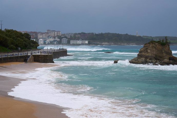 Archivo - Una playa de Santander, en una jornada de viento y oleaje