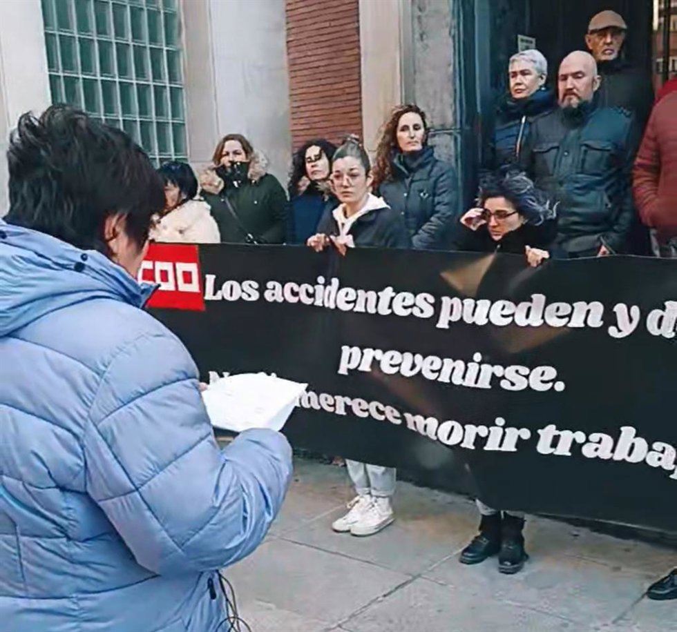 CCOO mantiene un minuto de silencio por el último fallecido en accidente laboral en pasado viernes en La Rioja