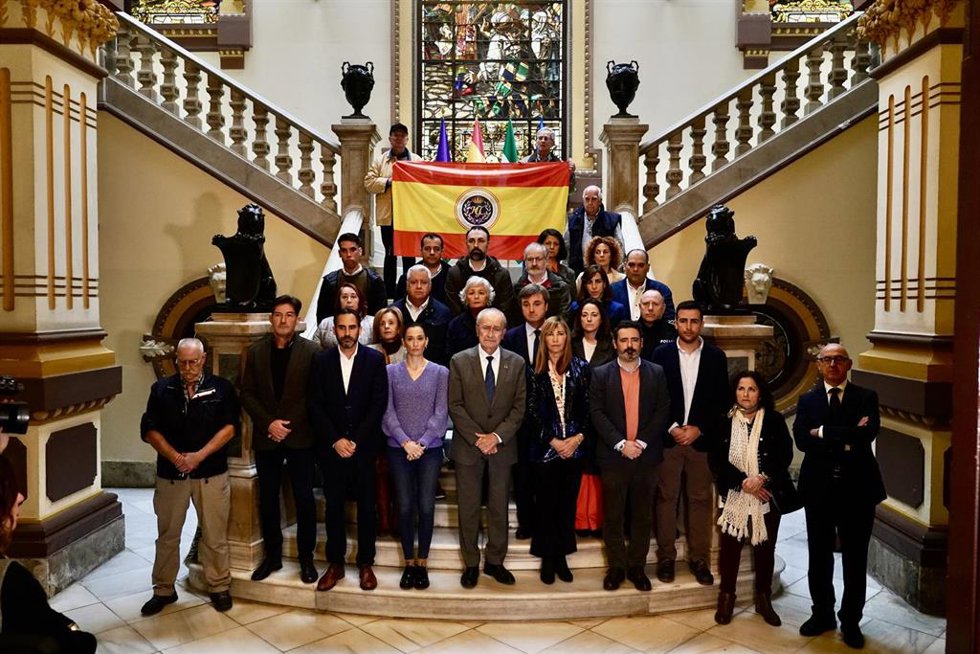 El alcalde de Málaga, Francisco de la Torre, preside el minuto de silencio en el ayuntamiento de Málaga por los dos guardias civiles asesinados el pasado viernes por una narcolancha en Barbate