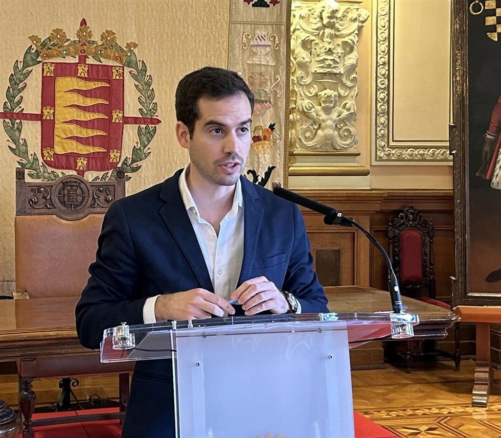 El concejal de Personas Mayores, Familia y Servicios Sociales, Rodrigo Nieto, ofrece una rueda de prensa sobre el acuerdo marco de Servicios Sociales.