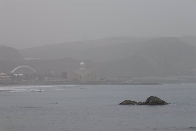 Archivo - La calima visible desde la playa de 'Las Canteras' de Las Palmas de Gran Canaria en 2023.