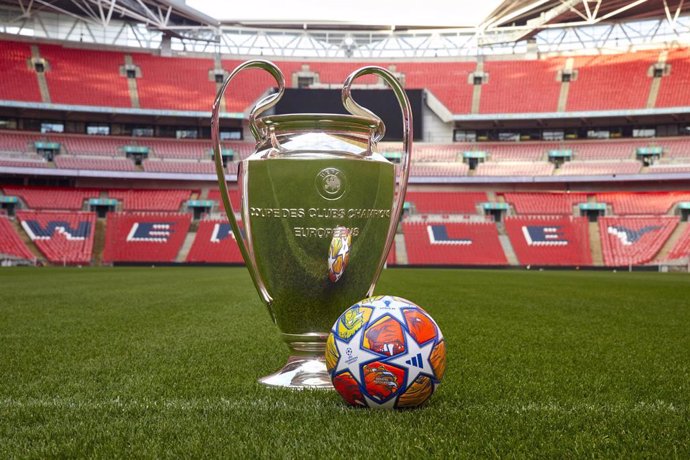 El UCL Pro London, balón oficial de las eliminatorias y final de la Liga de Campeones 2023-24.