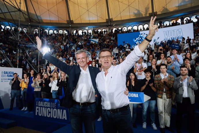 El candidato del PPdeG a la presidencia de la Xunta, Alfonso Rueda, junto al presidente del PP nacional, Alberto Núñez Feijóo, en el mitin de los populares gallegos en la plaza de toros de Pontevedra.