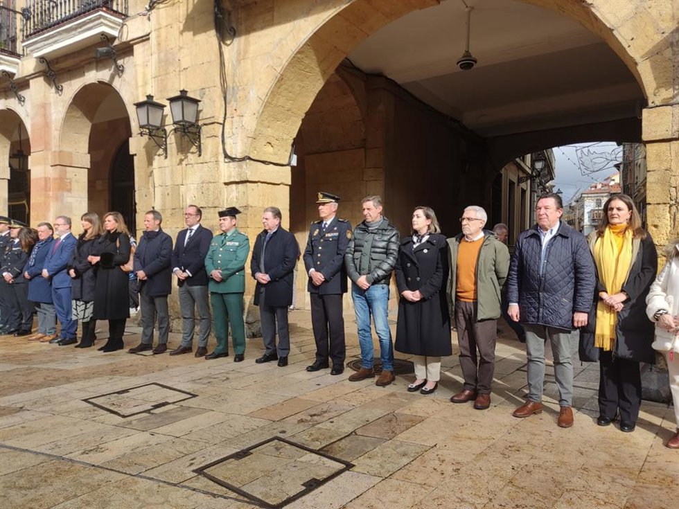 Cencentración en memoria de los dos guardias civiles fallecidos tras se arrollados por una narcolancha en Barbate.