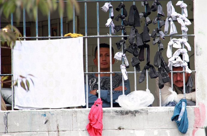 Archivo - Aug. 10, 2013 - BogotA, Colombia - Prisoners into the La Modelo Prison in Bogota. Colombian General Attorney's Office is investigating more than 100 cases of alleged disappearances in La Modelo between 1999 and 2001.