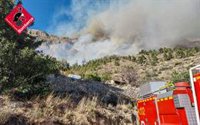 Bomberos trabajan en la extinción de dos incendios forestales en Sella y Ràfol d'Almúnia (Alicante)